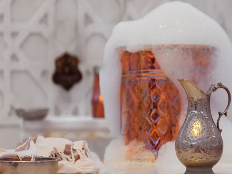 Hamam-Schaum, gefaltete Peştemals und eine Kupferkanne